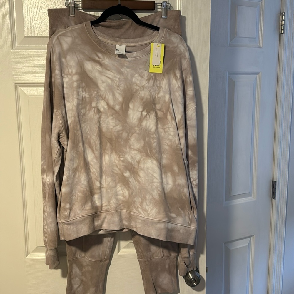 NWT all in motion top and bottom set